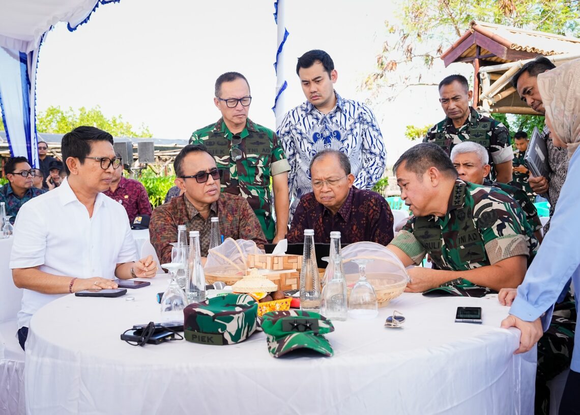 KIRI: Bupati Badung, Wali Kota Denpasar, Gubernur Bali, dan Kepala Staf TNI Angkatan Darat (KSAD) Jenderal TNI Maruli Simanjuntak. -IST