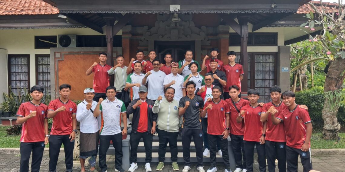 Bupati Badung I Wayan Adi Arnawa resmi melepas tim sepak bola PS Badung untuk berlaga pada kompetisi Liga 4 Nasional di Tangerang. -IST