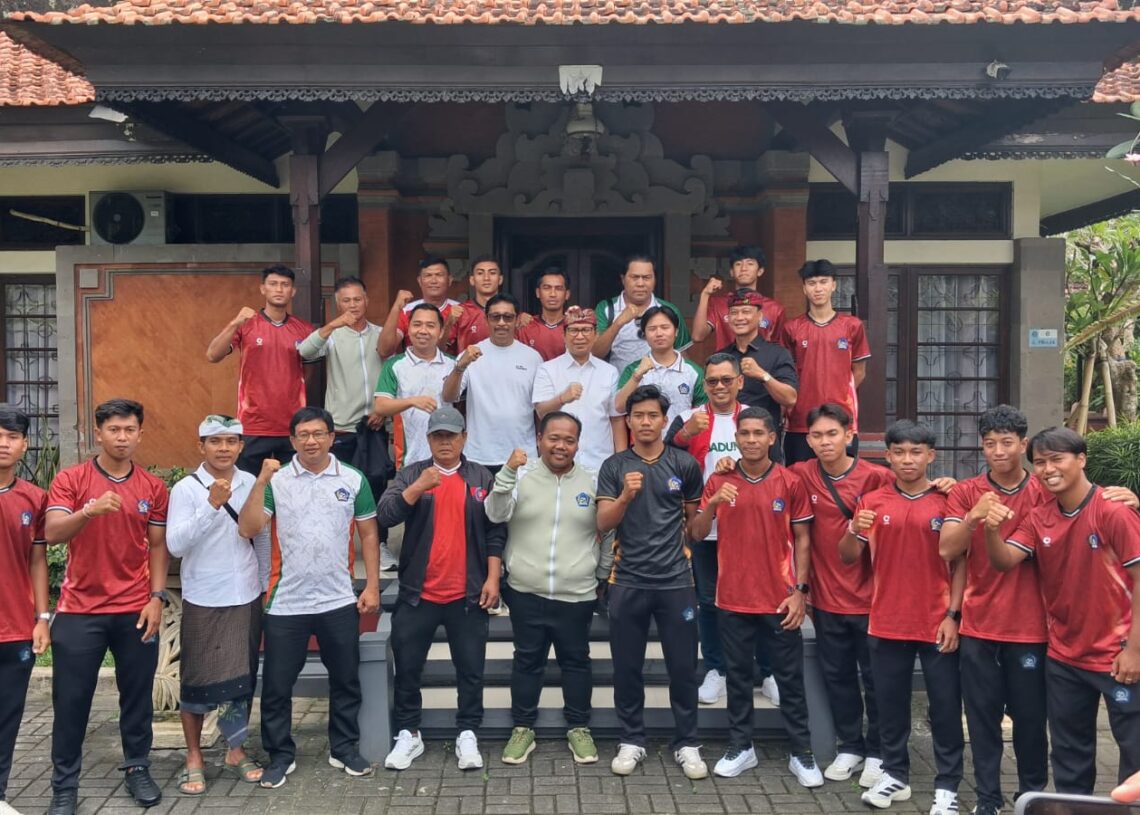 Bupati Badung I Wayan Adi Arnawa resmi melepas tim sepak bola PS Badung untuk berlaga pada kompetisi Liga 4 Nasional di Tangerang. -IST
