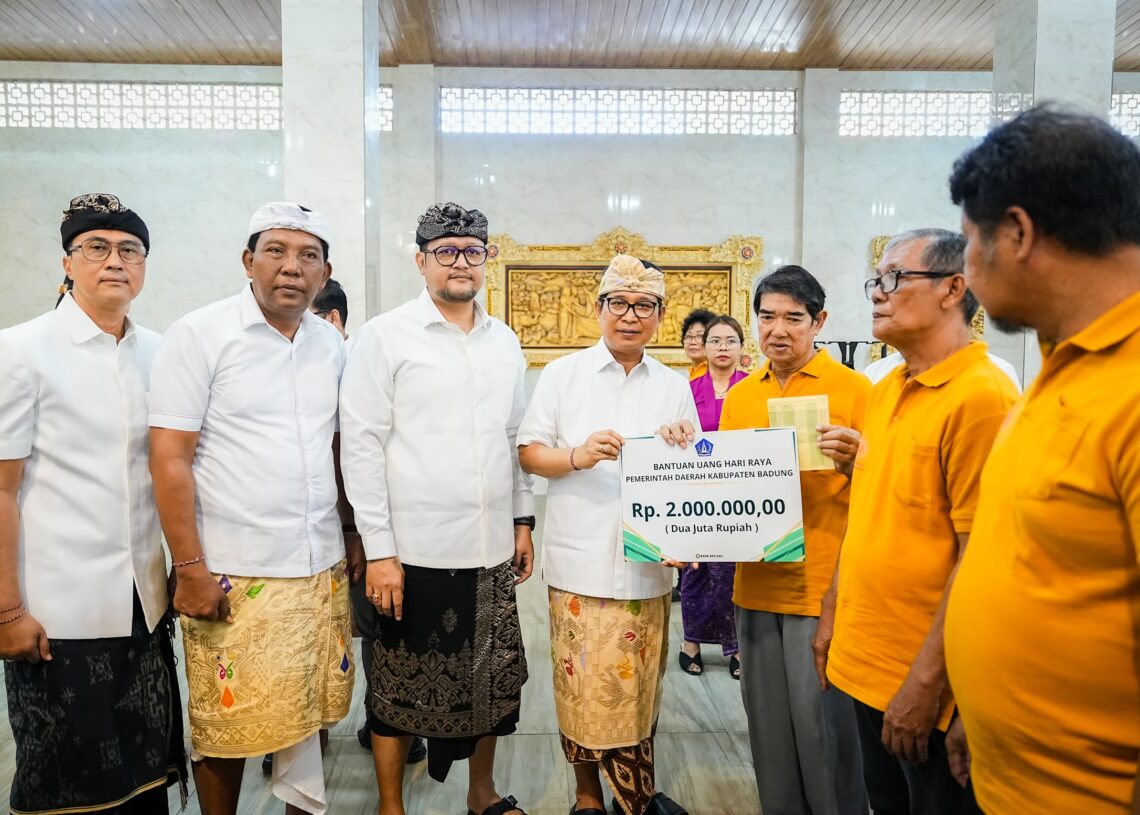 Bupati Badung I Wayan Adi Arnawa bersama Wakil Bupati Badung Bagus Alit Sucipta saat menyerahkan Bansos ke salah satu keliuarga Buddha. -IST