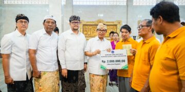 Bupati Badung I Wayan Adi Arnawa bersama Wakil Bupati Badung Bagus Alit Sucipta saat menyerahkan Bansos ke salah satu keliuarga Buddha. -IST