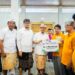Bupati Badung I Wayan Adi Arnawa bersama Wakil Bupati Badung Bagus Alit Sucipta saat menyerahkan Bansos ke salah satu keliuarga Buddha. -IST
