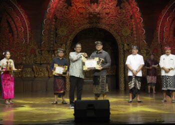 Wakil Bupati Badung I Bagus Alit Sucipta (kanan) saat menerima Tribun Bali Awards 2026. -IST