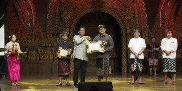 Wakil Bupati Badung I Bagus Alit Sucipta (kanan) saat menerima Tribun Bali Awards 2026. -IST