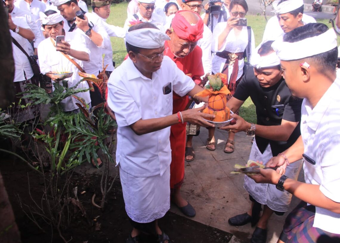 Gubernur Bali Wayan Koster saat memulai restorasi kawasan Parahyangan di Pura Agung Besakih, Karangasem. -BALITOPIK.COM
