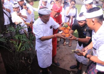 Gubernur Bali Wayan Koster saat memulai restorasi kawasan Parahyangan di Pura Agung Besakih, Karangasem. -BALITOPIK.COM