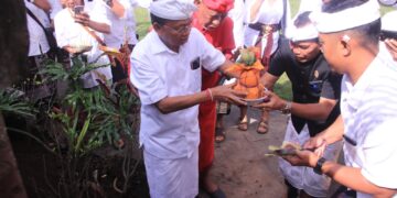 Gubernur Bali Wayan Koster saat memulai restorasi kawasan Parahyangan di Pura Agung Besakih, Karangasem. -BALITOPIK.COM