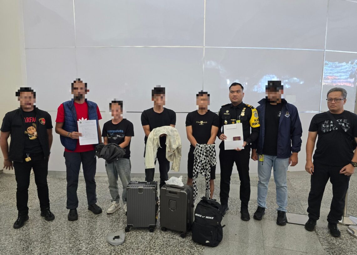 Petugas Imigrasi Ngurah Rai mengamankan tiga WN Tiongkok yang diduga terlibat kasus pencurian di Bogor saat hendak kabur ke Malaysia. -BALITOPIK.COM