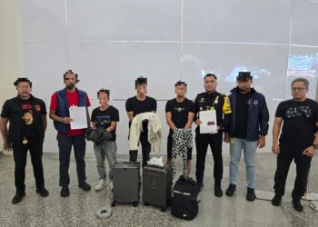 Petugas Imigrasi Ngurah Rai mengamankan tiga WN Tiongkok yang diduga terlibat kasus pencurian di Bogor saat hendak kabur ke Malaysia. -BALITOPIK.COM