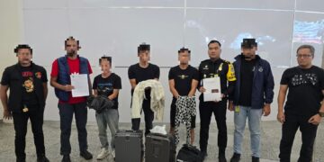 Petugas Imigrasi Ngurah Rai mengamankan tiga WN Tiongkok yang diduga terlibat kasus pencurian di Bogor saat hendak kabur ke Malaysia. -BALITOPIK.COM