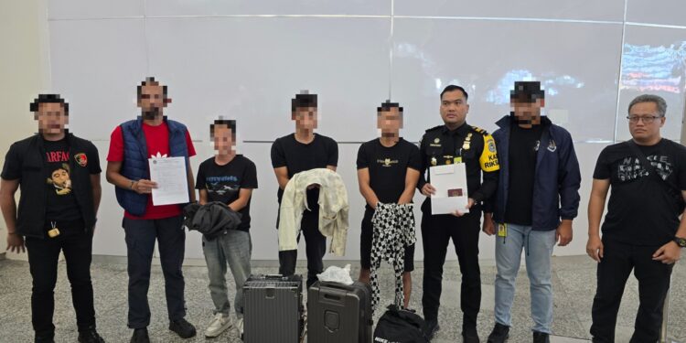 Petugas Imigrasi Ngurah Rai mengamankan tiga WN Tiongkok yang diduga terlibat kasus pencurian di Bogor saat hendak kabur ke Malaysia. -BALITOPIK.COM