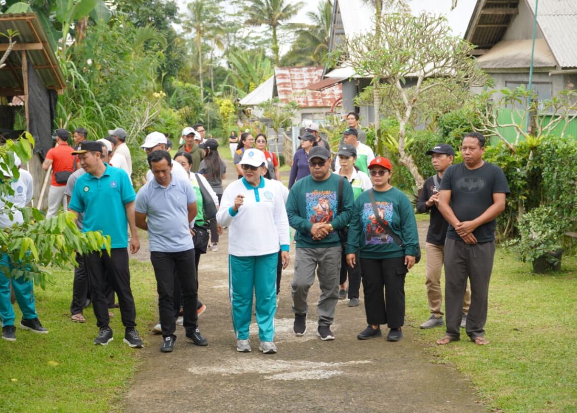 Putri Koster saat monitoring Gerakan Kulkul PKK di Desa Penglumbaran, Bangli, menekankan pentingnya disiplin individu dalam menjaga kebersihan lingkungan. -BALITOPIK.COM