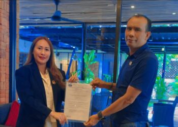 Penyerahan SK DPC PERADI PASNI Denpasar oleh Kornelis Ratu kepada Endang Hastuty Bunga.