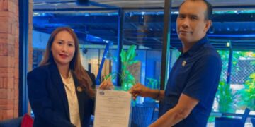 Penyerahan SK DPC PERADI PASNI Denpasar oleh Kornelis Ratu kepada Endang Hastuty Bunga.