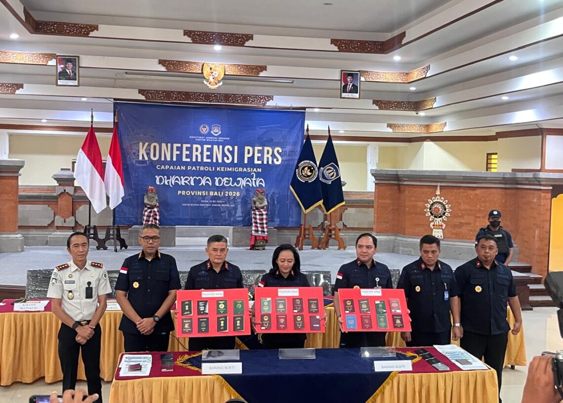 Kepala Kantor Wilayah Ditjen Imigrasi Bali, Felucia Sengky Ratna beserta jajaran saat menunjukan alat bukti berupa paspor para WNA yang diduga melakukan pelanggrana. -BALITOPIK.COM