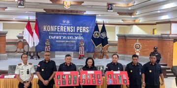 Kepala Kantor Wilayah Ditjen Imigrasi Bali, Felucia Sengky Ratna beserta jajaran saat menunjukan alat bukti berupa paspor para WNA yang diduga melakukan pelanggrana. -BALITOPIK.COM