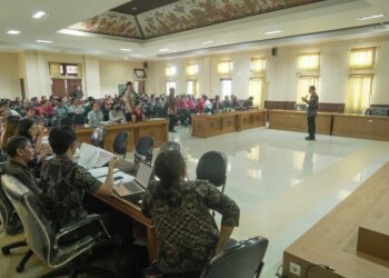 Suasana aktivasi Identitas Kependudukan Digital (IKD) bagi agen pendamping di salah satu kecamatan di Badung. -IST/BALITOPIK.COM