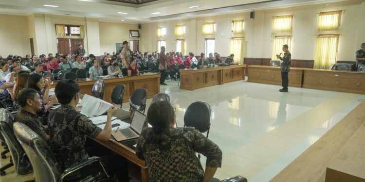 Suasana aktivasi Identitas Kependudukan Digital (IKD) bagi agen pendamping di salah satu kecamatan di Badung. -IST/BALITOPIK.COM