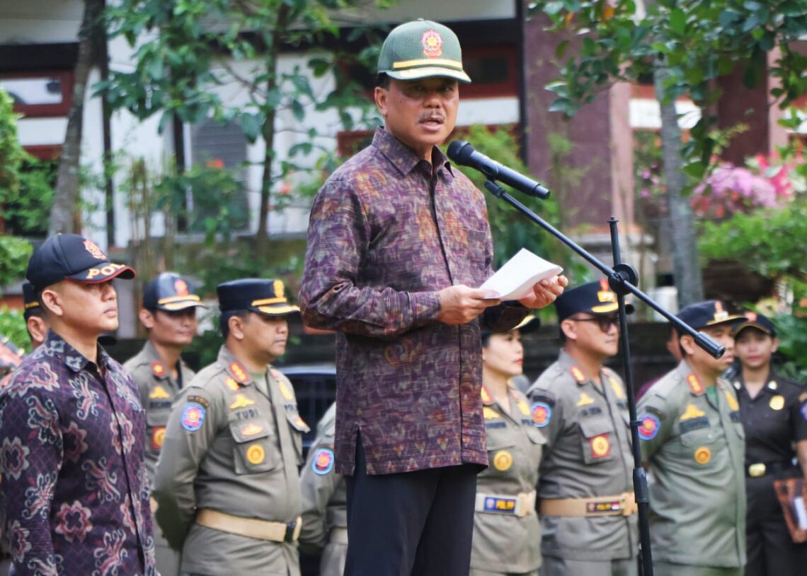 Sekda Bali Dewa Made Indra saat menghadiri upacara HUT Satpol PP dan Satlinmas di Denpasar. -BALITOPIK.COM