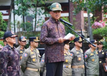 Sekda Bali Dewa Made Indra saat menghadiri upacara HUT Satpol PP dan Satlinmas di Denpasar. -BALITOPIK.COM