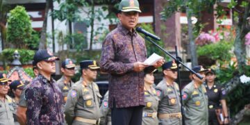 Sekda Bali Dewa Made Indra saat menghadiri upacara HUT Satpol PP dan Satlinmas di Denpasar. -BALITOPIK.COM