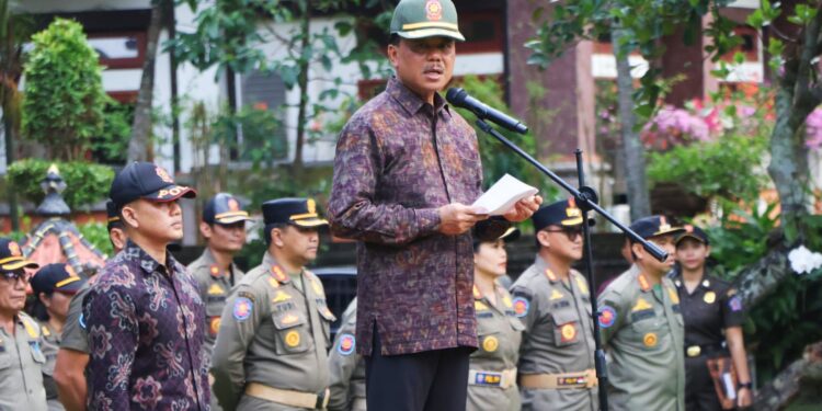 Sekda Bali Dewa Made Indra saat menghadiri upacara HUT Satpol PP dan Satlinmas di Denpasar. -BALITOPIK.COM