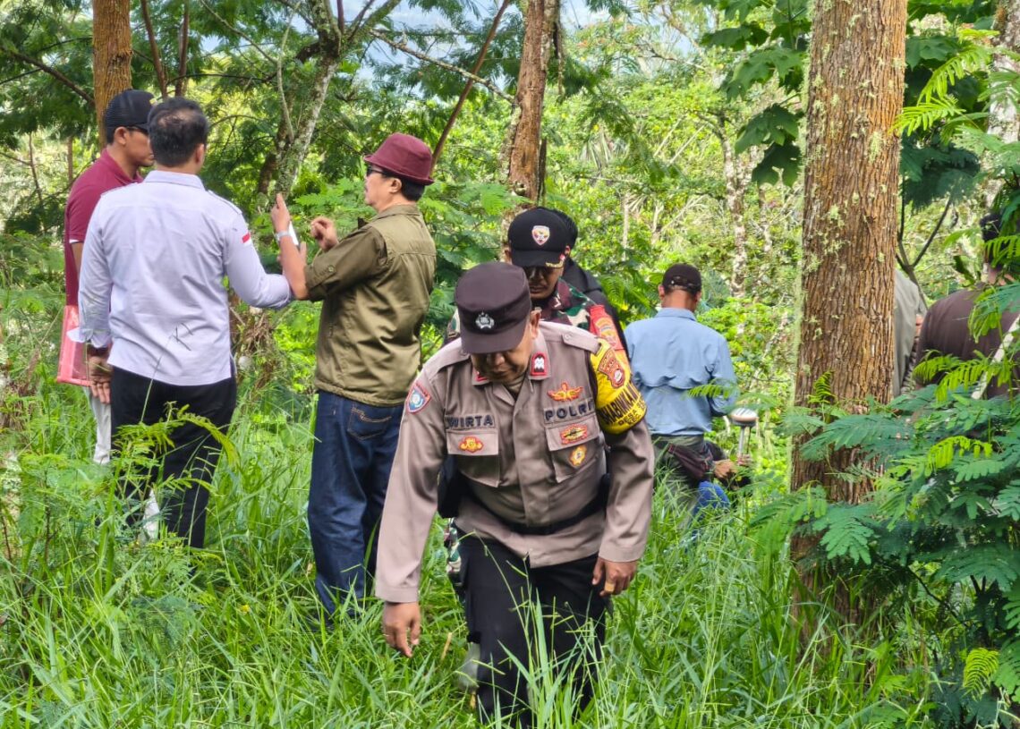 Petugas Kejati Bali dan BPN melakukan survey lahan terkait dugaan tukar guling mangrove PT BTID di Karangasem.