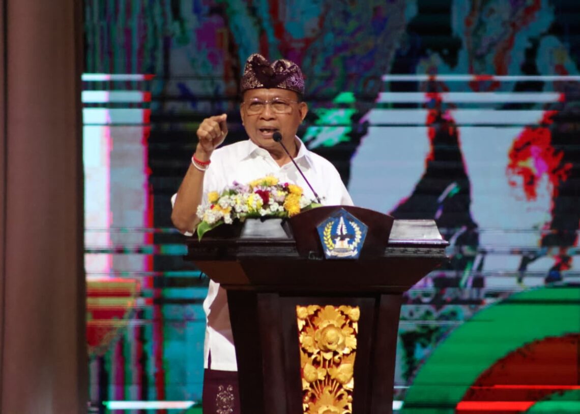 Gubernur Bali Wayan Koster memberikan arahan kepada pelaku usaha hotel, restoran, dan kafe dalam sosialisasi pengelolaan sampah sektor Horeka di Kabupaten Badung. -BALITOPIK.COM