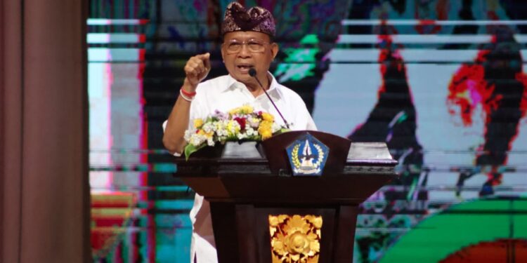 Gubernur Bali Wayan Koster memberikan arahan kepada pelaku usaha hotel, restoran, dan kafe dalam sosialisasi pengelolaan sampah sektor Horeka di Kabupaten Badung. -BALITOPIK.COM
