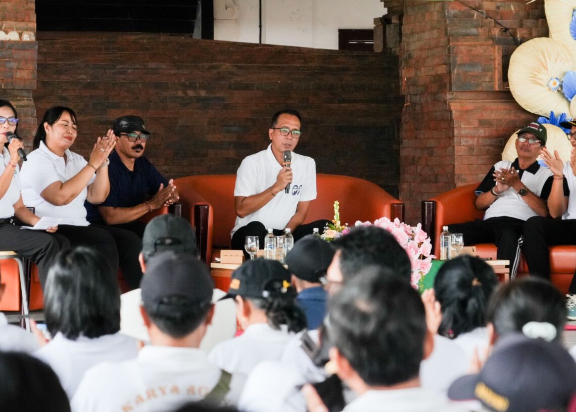 Kadisdikpora Badung I Gusti Made Dwipayana berdialog dengan para guru dalam Safari Pendidikan di SMPN 5 Abiansemal.