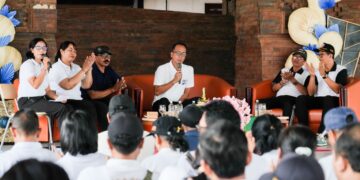 Kadisdikpora Badung I Gusti Made Dwipayana berdialog dengan para guru dalam Safari Pendidikan di SMPN 5 Abiansemal.