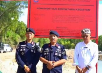 KKP memasang plang penghentian sementara kegiatan di laut sekitar kawasan Kura-Kura Bali. -IST/BALITOPIK.COM