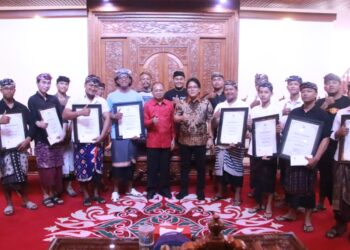 Gubernur Bali Wayan Koster bersama Wakil Gubernur Bali I Nyoman Giri Prasta menyerahkan penghargaan kepada STT pemenang ogoh-ogoh favorit Tahun Baru Saka 1948 di Jayasabha, Denpasar.