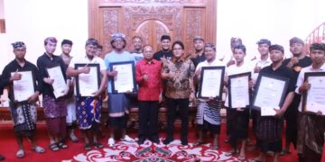 Gubernur Bali Wayan Koster bersama Wakil Gubernur Bali I Nyoman Giri Prasta menyerahkan penghargaan kepada STT pemenang ogoh-ogoh favorit Tahun Baru Saka 1948 di Jayasabha, Denpasar.