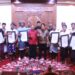 Gubernur Bali Wayan Koster bersama Wakil Gubernur Bali I Nyoman Giri Prasta menyerahkan penghargaan kepada STT pemenang ogoh-ogoh favorit Tahun Baru Saka 1948 di Jayasabha, Denpasar.