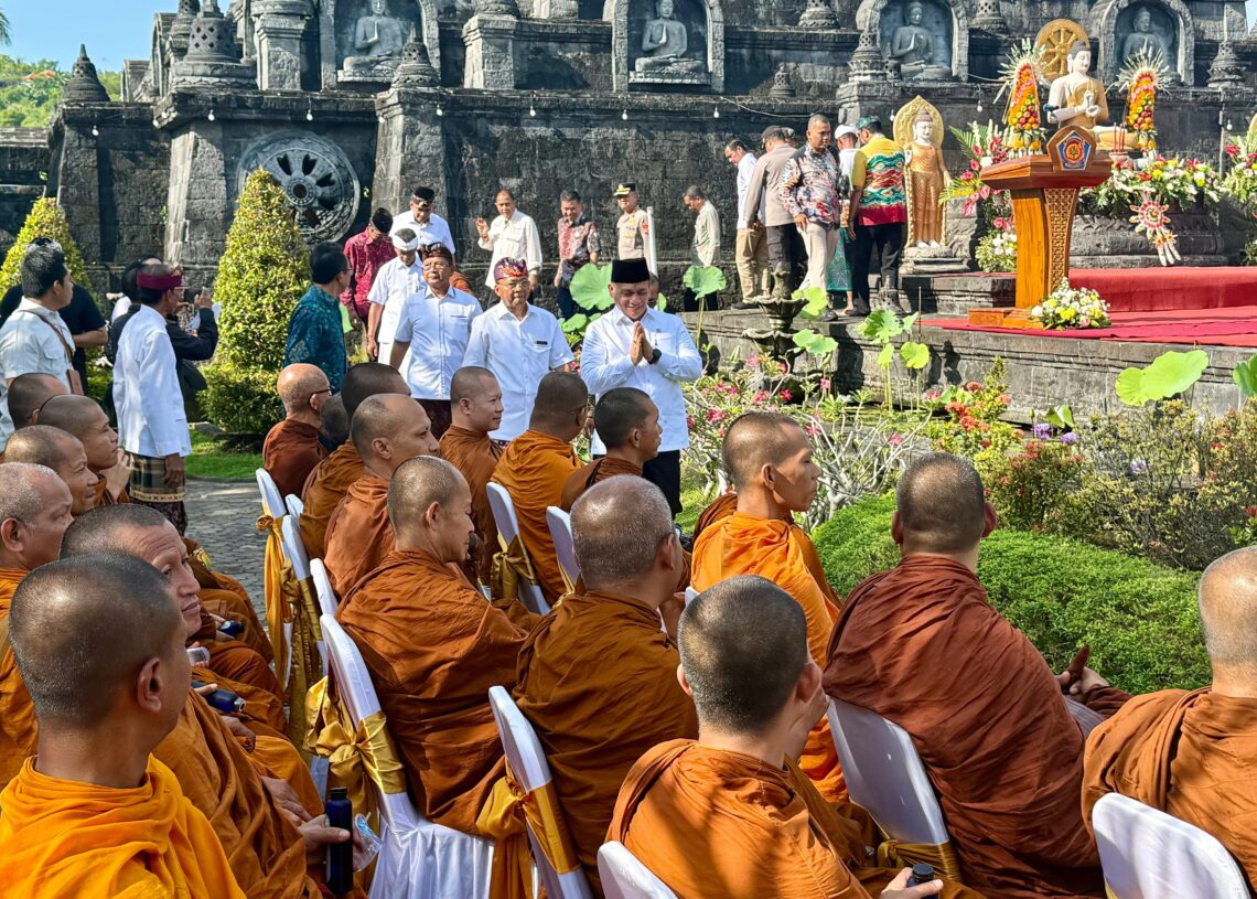 Gubernur bali Wayan Koster saat menemui para bhikkhu peserta Indonesia Walk For Peace 2026 di Brahma Vihara Arama, Kabupaten Buleleng. -IST/BALITOPIK.COM