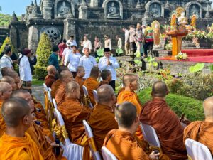 Gubernur bali Wayan Koster saat menemui para bhikkhu peserta Indonesia Walk For Peace 2026 di Brahma Vihara Arama, Kabupaten Buleleng. -IST/BALITOPIK.COM
