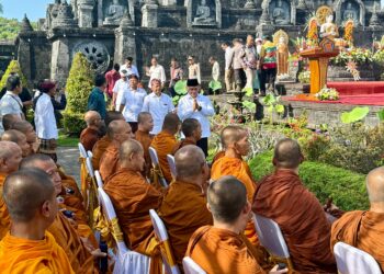 Gubernur bali Wayan Koster saat menemui para bhikkhu peserta Indonesia Walk For Peace 2026 di Brahma Vihara Arama, Kabupaten Buleleng. -IST/BALITOPIK.COM