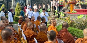 Gubernur bali Wayan Koster saat menemui para bhikkhu peserta Indonesia Walk For Peace 2026 di Brahma Vihara Arama, Kabupaten Buleleng. -IST/BALITOPIK.COM