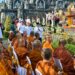 Gubernur bali Wayan Koster saat menemui para bhikkhu peserta Indonesia Walk For Peace 2026 di Brahma Vihara Arama, Kabupaten Buleleng. -IST/BALITOPIK.COM