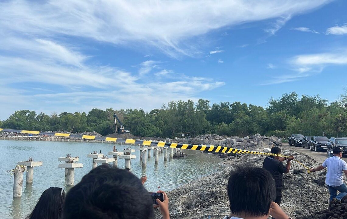 Satpol PP Provinsi Bali saat menutup sementara proyek Marina di Kawasan Kura-Kura Bali pada 23 April 2026 lalu. -BALITOPIK.COM