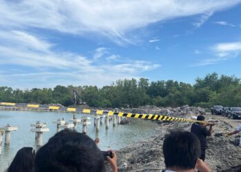 Satpol PP Provinsi Bali saat menutup sementara proyek Marina di Kawasan Kura-Kura Bali pada 23 April 2026 lalu. -BALITOPIK.COM