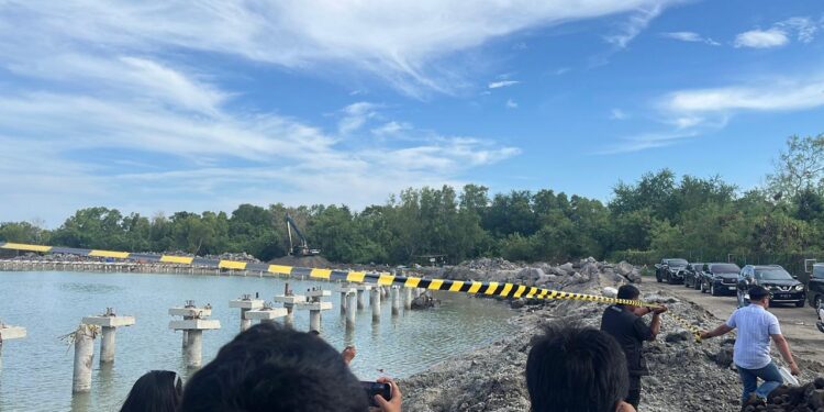 Satpol PP Provinsi Bali saat menutup sementara proyek Marina di Kawasan Kura-Kura Bali pada 23 April 2026 lalu. -BALITOPIK.COM