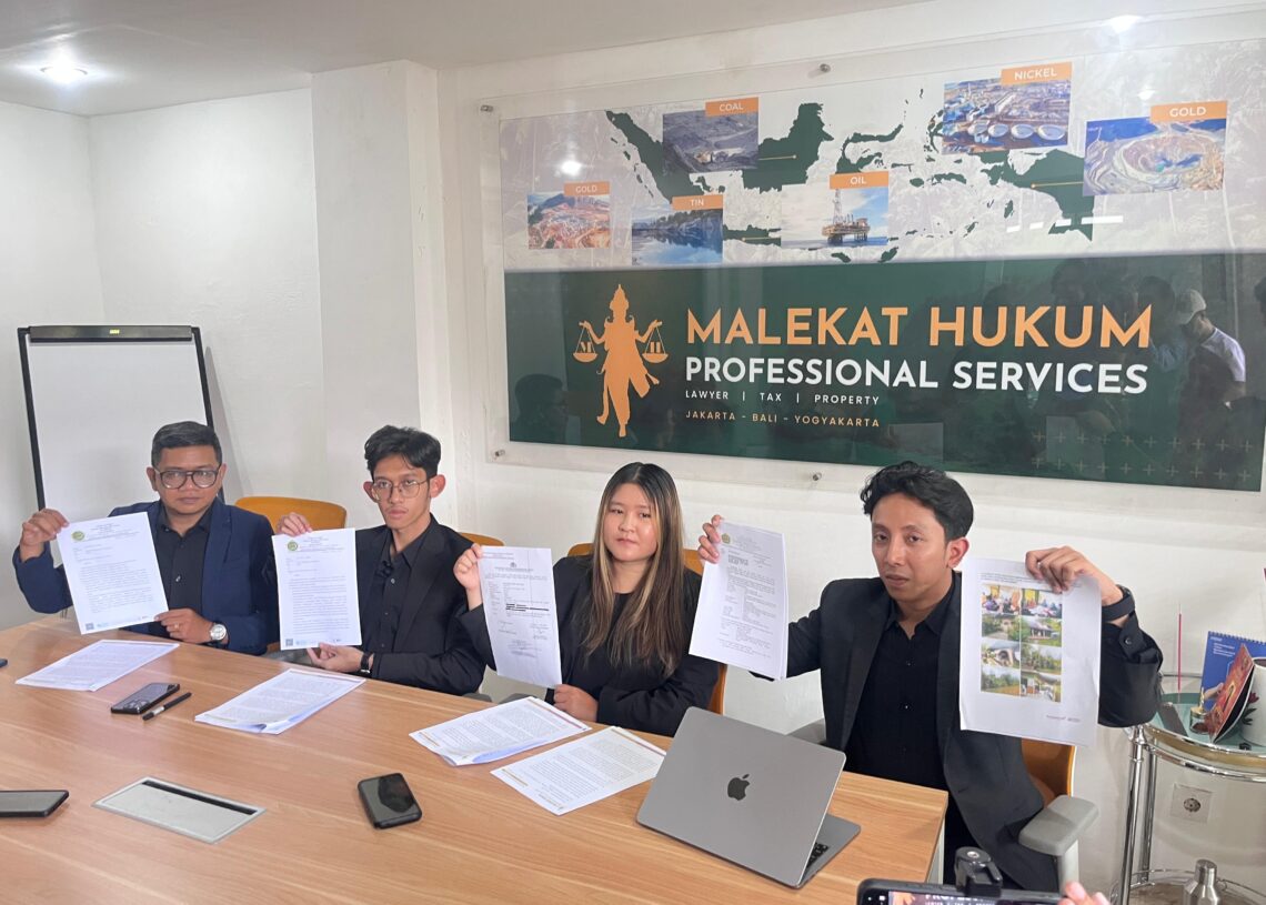 Tim penasihat hukum para orang tua murid. Dari kanan: Bayu Pradana, Anna Fransiska, Alexander Yovie dan Krist Turnip. -BALITOPIK.COM