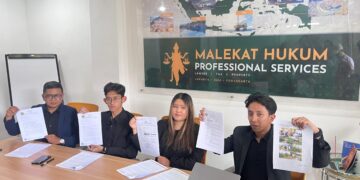 Tim penasihat hukum para orang tua murid. Dari kanan: Bayu Pradana, Anna Fransiska, Alexander Yovie dan Krist Turnip. -BALITOPIK.COM