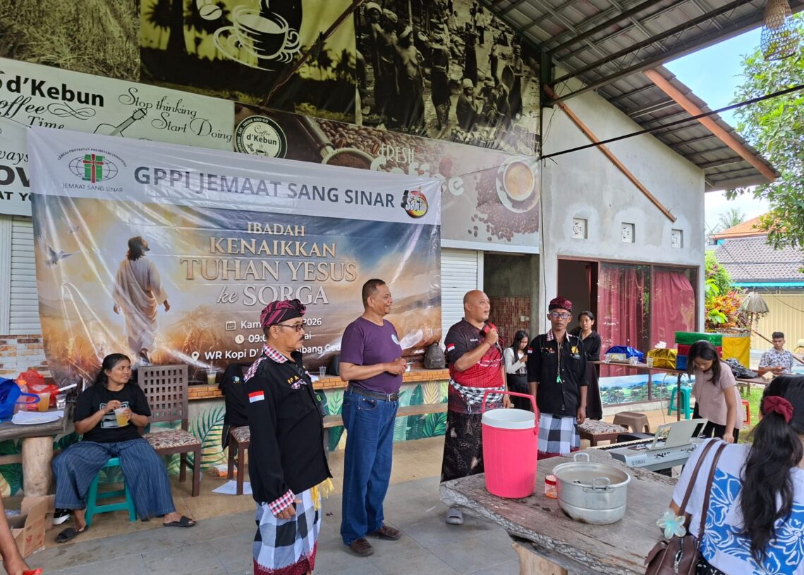 Pecalang Desa Adat Sibanggede saat mengamankan Ibadah Kenaikan Tuhan Yesus ke Surga yang diselenggarakan GPPI Jemaat Sang Sinar Bali di Warung Coffee d’Kebun, Tanah Ayu, Sibanggede, Badung, Kamis (14/5/2026).