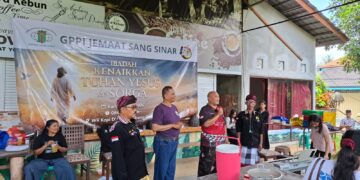 Pecalang Desa Adat Sibanggede saat mengamankan Ibadah Kenaikan Tuhan Yesus ke Surga yang diselenggarakan GPPI Jemaat Sang Sinar Bali di Warung Coffee d’Kebun, Tanah Ayu, Sibanggede, Badung, Kamis (14/5/2026).