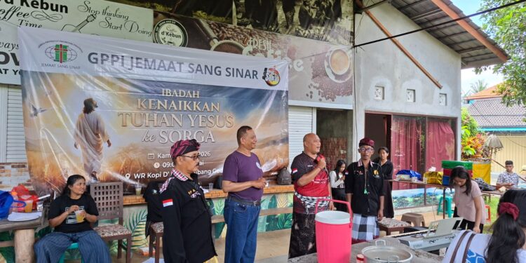Pecalang Desa Adat Sibanggede saat mengamankan Ibadah Kenaikan Tuhan Yesus ke Surga yang diselenggarakan GPPI Jemaat Sang Sinar Bali di Warung Coffee d’Kebun, Tanah Ayu, Sibanggede, Badung, Kamis (14/5/2026).