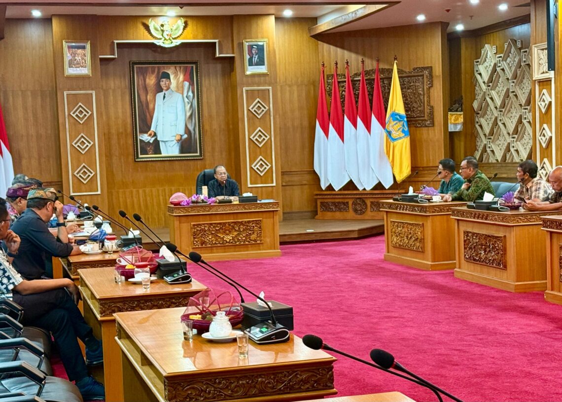 Gubernur Bali Wayan Koster berdialog dengan pelaku usaha transportasi dan koperasi taksi terkait percepatan elektrifikasi kendaraan di Bali. -BALITOPIK.COM