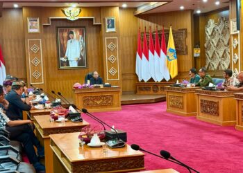 Gubernur Bali Wayan Koster berdialog dengan pelaku usaha transportasi dan koperasi taksi terkait percepatan elektrifikasi kendaraan di Bali. -BALITOPIK.COM